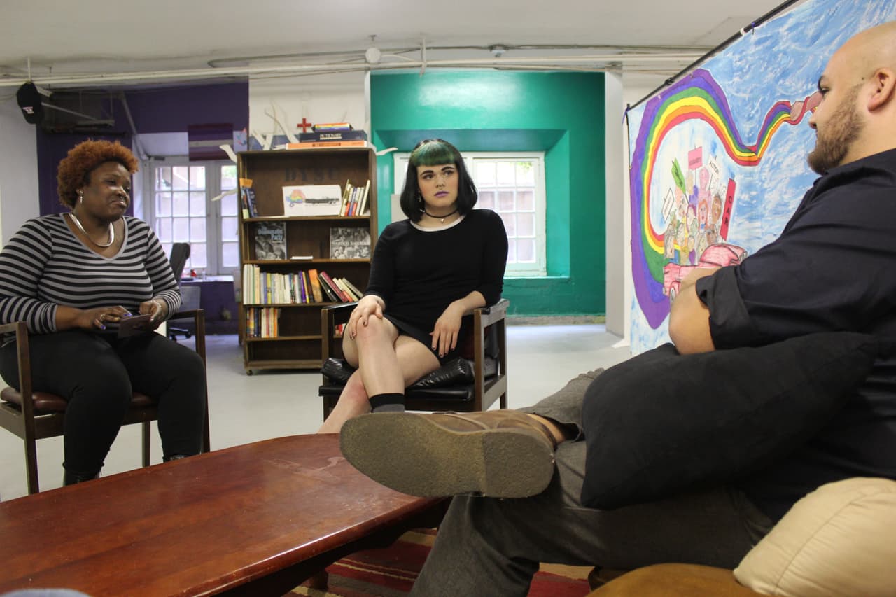 Violet Grasham, en el centro, y José Gutiérrez, derecha, en la iglesia