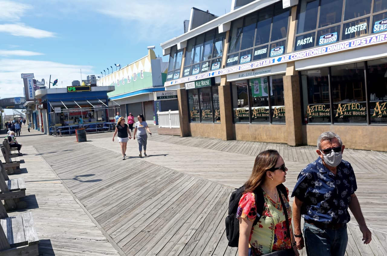 Los paseos marítimos lucen vacíos durante el fin de semana antes del Día de Recordación.