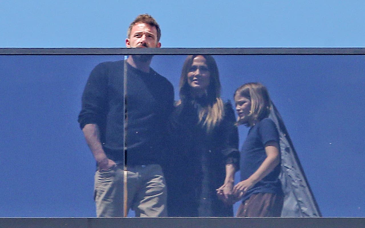 Recientemente, 
<a href="https://www.univision.com/famosos/jennifer-lopez-y-ben-affleck-hijo-samuel-affleck-casa-fotos">el niño acompañó a su papá y López</a>, con quien permaneció tomado de la mano, a visitar una lujosa casa, la cual podría ser la elegida para que vivan en familia próximamente. 
<br>