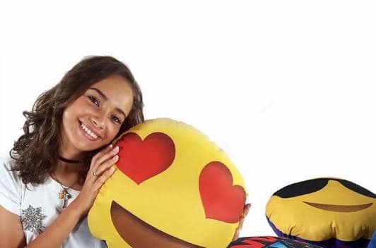 Sin perder la sonrisa y su norte, Verónica ha demostrado ser buena cantando y bailando, algo que no todos los chicos han podido hacer.