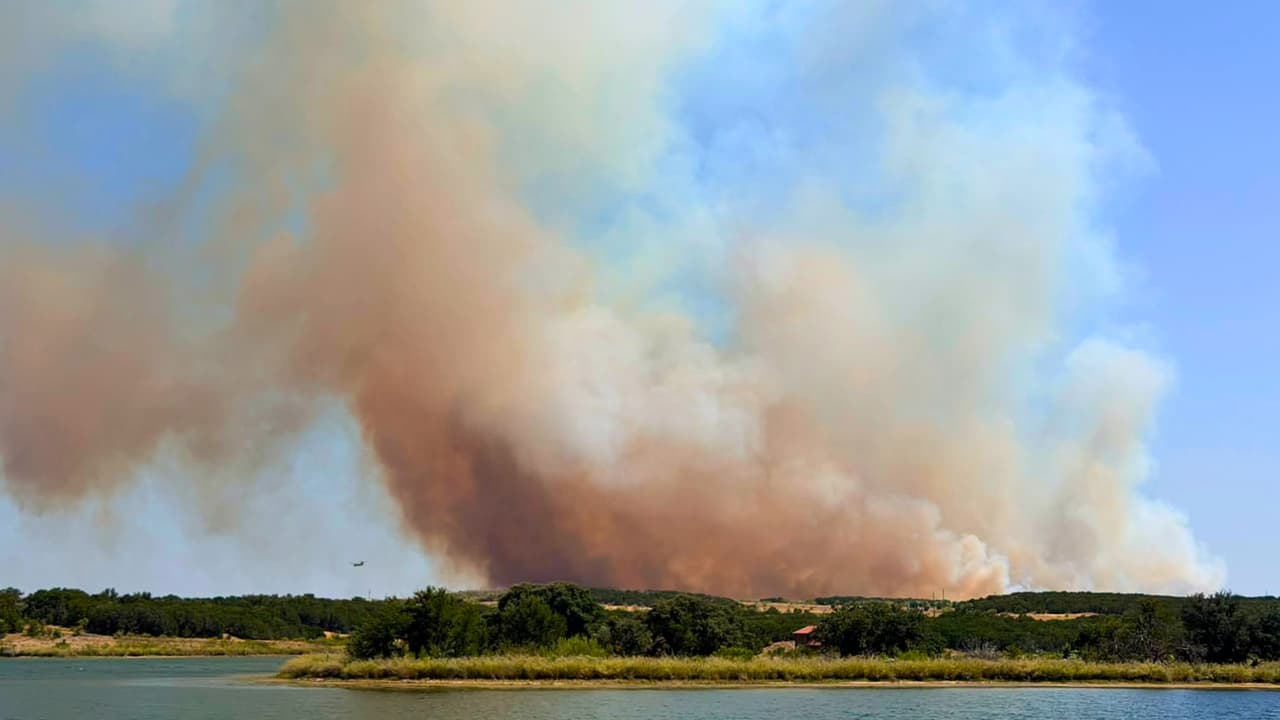 <h3 class="cms-H3-H3">Incendio lejos de estar controlado</h3>
<br>Las autoridades habían reportado daños en tres o cuatro estructuras, aunque hasta la mañana del martes 
<b>no se habían informado personas heridas. </b>
<br>La causa del incendio 
<b>tampoco había sido confirmada.</b>
<br>El tamaño de Ross Fire, las zonas de evacuación y el porcentaje de contención 
<b>pueden cambiar durante el día </b>mientras los equipos continúan evaluando el terreno y combatiendo las llamas.
<br>
<br>Si te encuentras en una situación de emergencia y necesitas ayuda inmediata, llama al 911.
