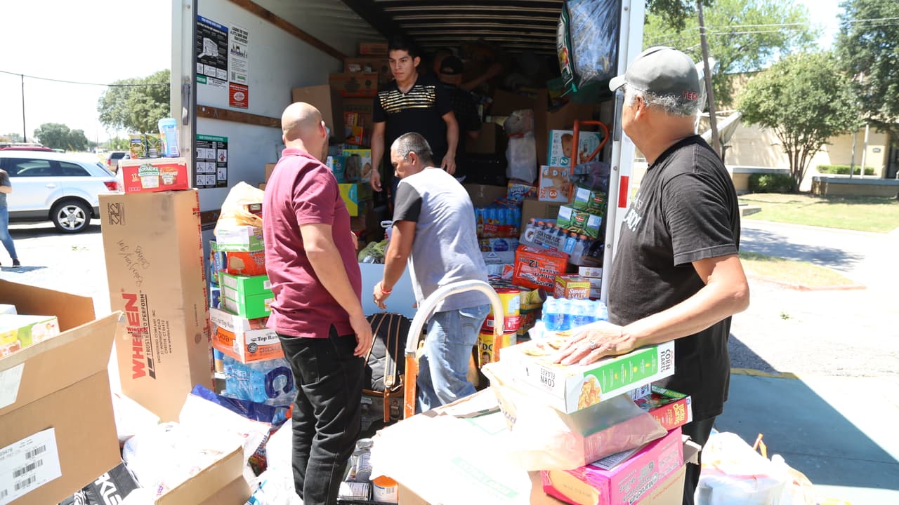 Así se cargo el camión con ayudas para los damnificados en Houston por radioescuchas y 'El Bueno, La Mala y El Feo'.