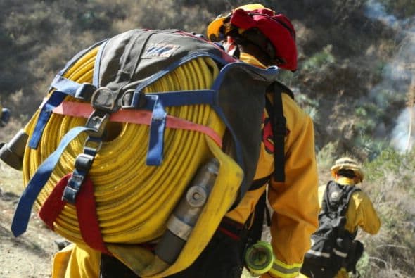 Durante 5 días más de 1000 bomberos por aire y tierra han tratado de contener las llamas en las colinas de Glendora sin éxito, pero son optimistas de que el fin se acerca esta semana. El incendio conocido como Colby Fire, dejó en claro que las condiciones climáticas de California hacen del estado una zona explosiva, con una sequía que ha superado los históricos. Más información: Incendio en Glendora, terror en las montañas del Valle de San Gabriel