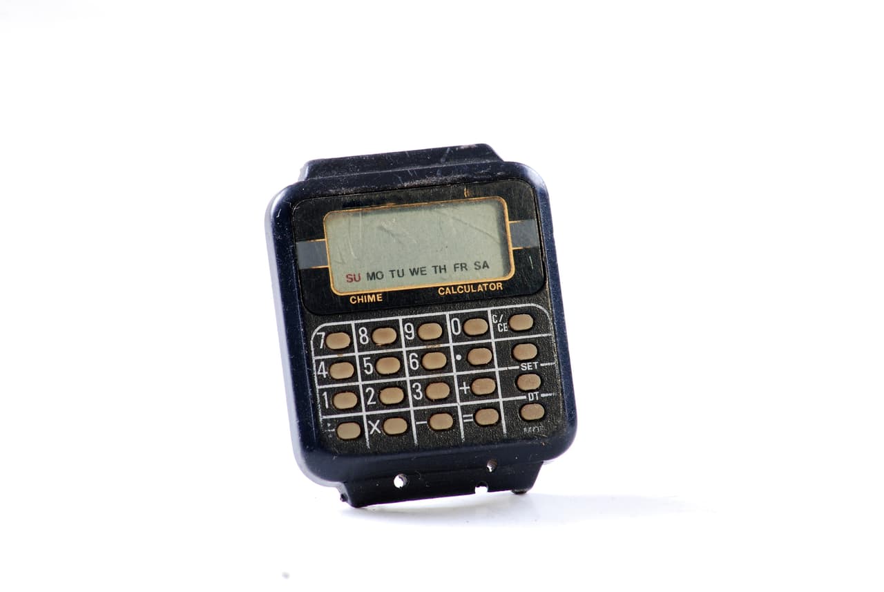 <b>Reloj calculadora.</b>
<br>
<br>Los fabricantes de relojes intentaron incorporar otras funciones a los aparatos durante muchos años. Antes de que fueran inteligentes como ahora, en la década de 1980 lograron añadirle a los relojes una calculadora diminuta y estos dispositivos se hicieron muy populares en todo el mundo.
<br>