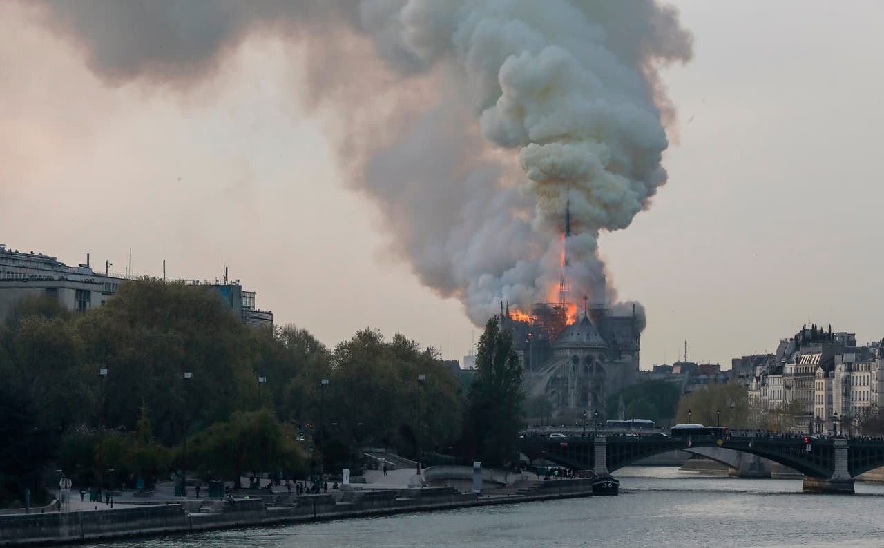 Las imágenes mostraban cómo las llamas han comenzado a propagarse por el tejado de la nave central. El presidente france´s, Emmanuel Macron, mostró su tristeza en un mensaje en Twitter: "Notre Dame de París presa de las llamas. Emoción de toda una nación. Mis pensamientos con todos los católicos y para todos los franceses. Como todos nuestros compatriotas, estoy triste esta tarde ver arder esta parte de nosotros".