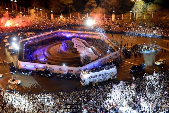 Uno a uno, los jugadores fueron llamados por su nombre para subir a la pasarela que rodeaba a la Cibeles.