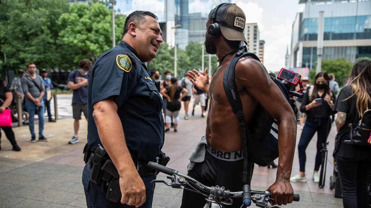 La policía de Houston informó que el sabado 30 de mayo arrestaron a más de 100 personas por haber cometido diferentes delitos.