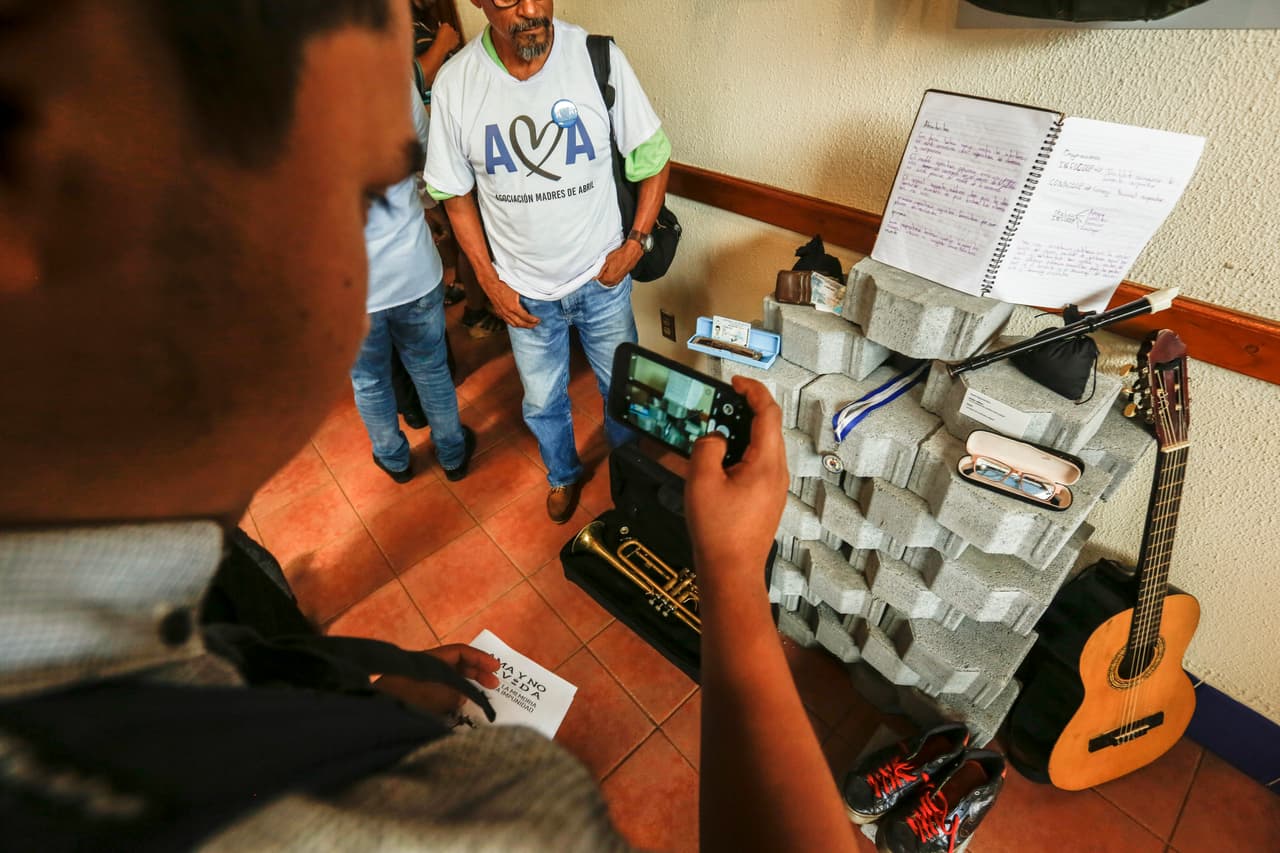 Para los familiares, el museo ha sido una forma de contrarrestar la narrativa oficial del gobierno de Ortega, quien ha calificado estas muertes como “una gran mentira”. All`í se pueden ver los calcetines del pequeño de un mes de nacido Hamer García, el carrito rojo con el que jugaba Michael Cruz, la pelota de béisbol del último juego de Franco Valdivia, o la bata blanca con la que Daniel Reyes atendía mascotas, 
<a href="https://www.univision.com/noticias/america-latina/ultima-oleada-de-violencia-en-nicaragua-deja-otro-bebe-asesinado-10-de-las-victimas-son-menores-de-18-anos">todos víctimas de la represión. </a>