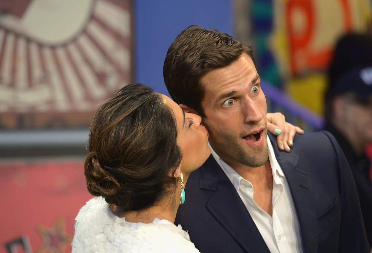 En el 2014, la periodista y conductora de noticias Mariana Atencio le rebó un beso a Pedro Andrade durante su paso por la alfombra de Premios Juventud.