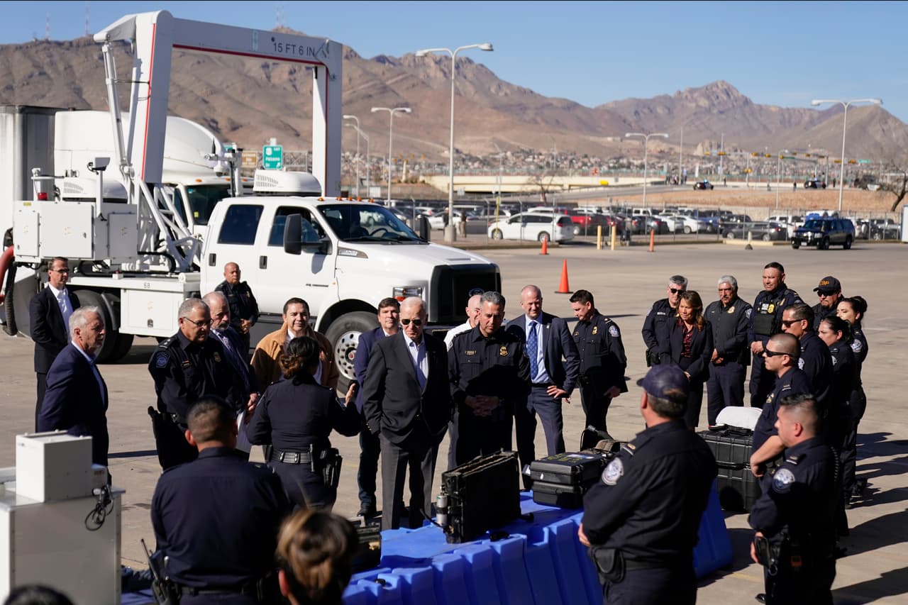 Agentes de la patrulla fronteriza explican al presidente Joe Biden distintas formas de contrabando, comunes en la zona fronteriza con México, durante su visita a El Paso, Texas. 
<br>