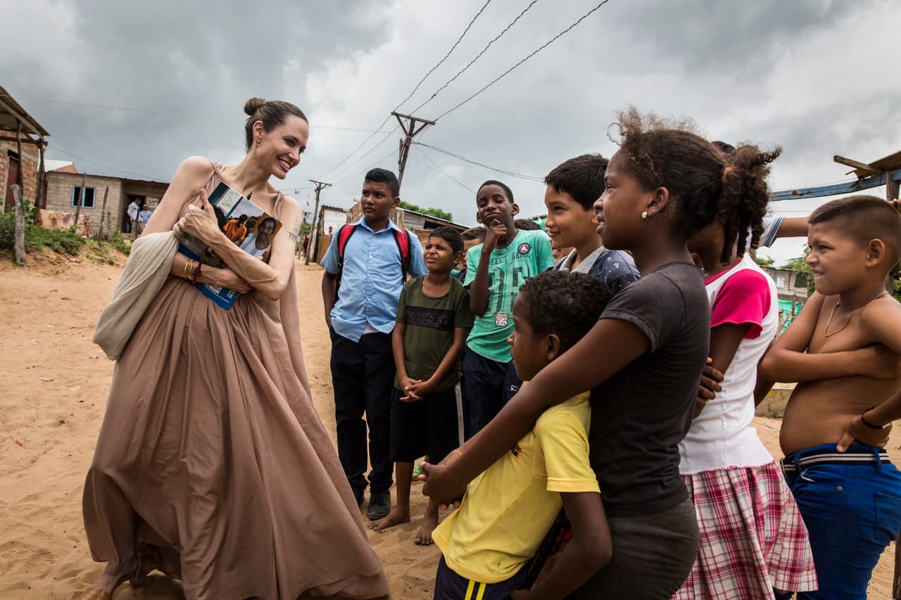 Angelina Jolie visitó la frontera en Colombia para hablar con refugiados venezolanos que ya se calculan en 4 millones en el mundo