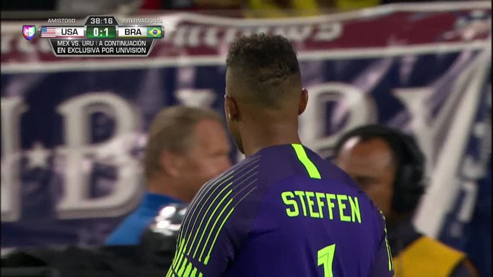 Tiro desviado de Douglas Costa