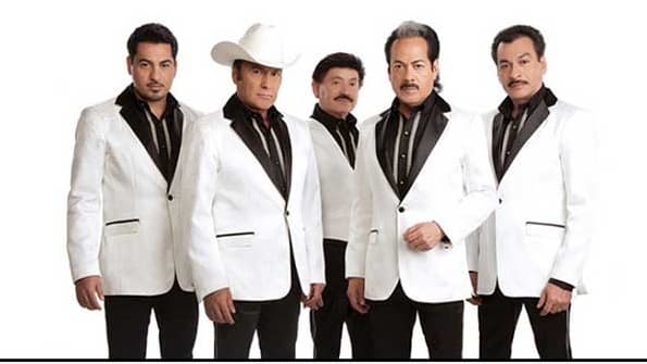 El color blanco en su indumentaria, con combinaciones oscuras y sombreros también blancos, otro inconfundible 'sello de la casa' de los incansables del regional mexicano.