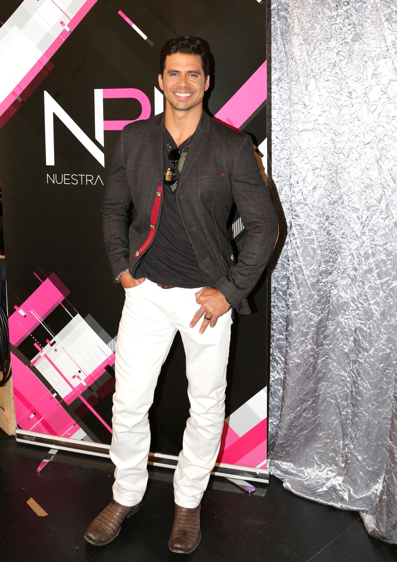 Pedro tiene puntos extra porque no sólo es el actor más sexy, también es un excelente bailarín.