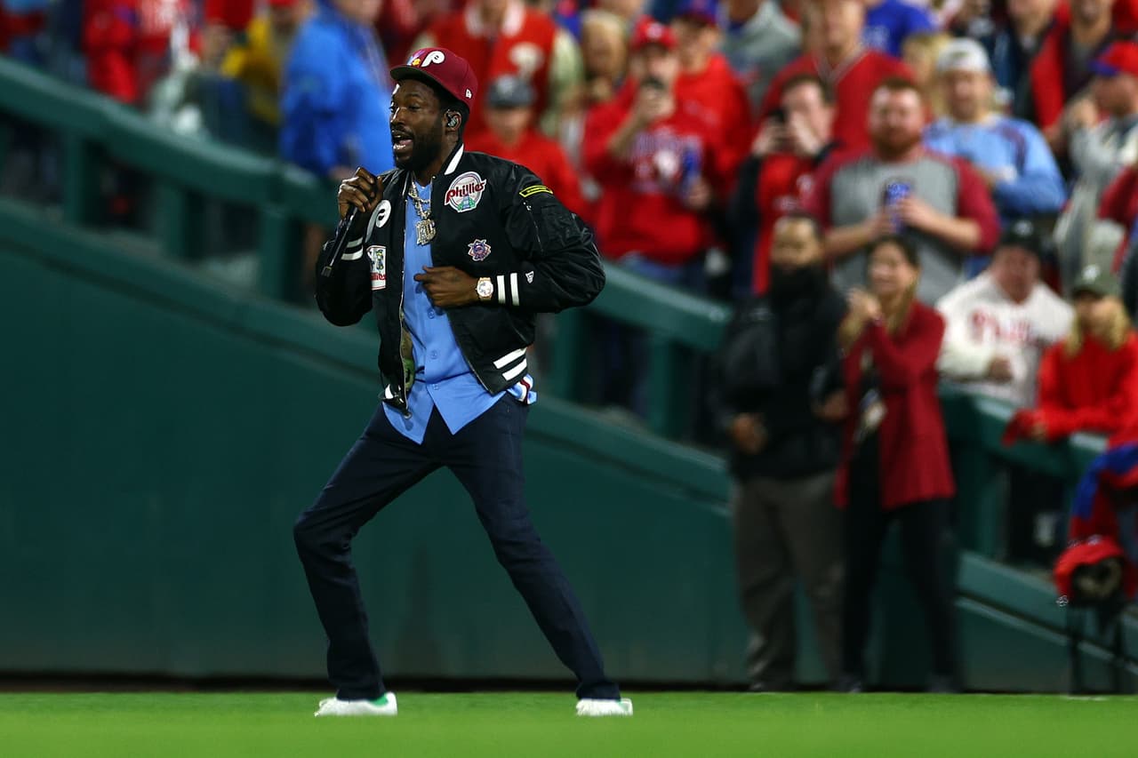 El rapero Meek Mill se presenta en el campo antes del inicio del quinto juego de la Serie Mundial 2022.