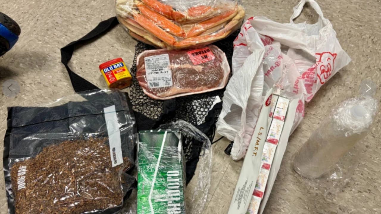 Foto difundida por el Departamento de Correccional de Carolina del Sur, se observan objetos arrojados por un dron al interior del centro Le en Bishopville.