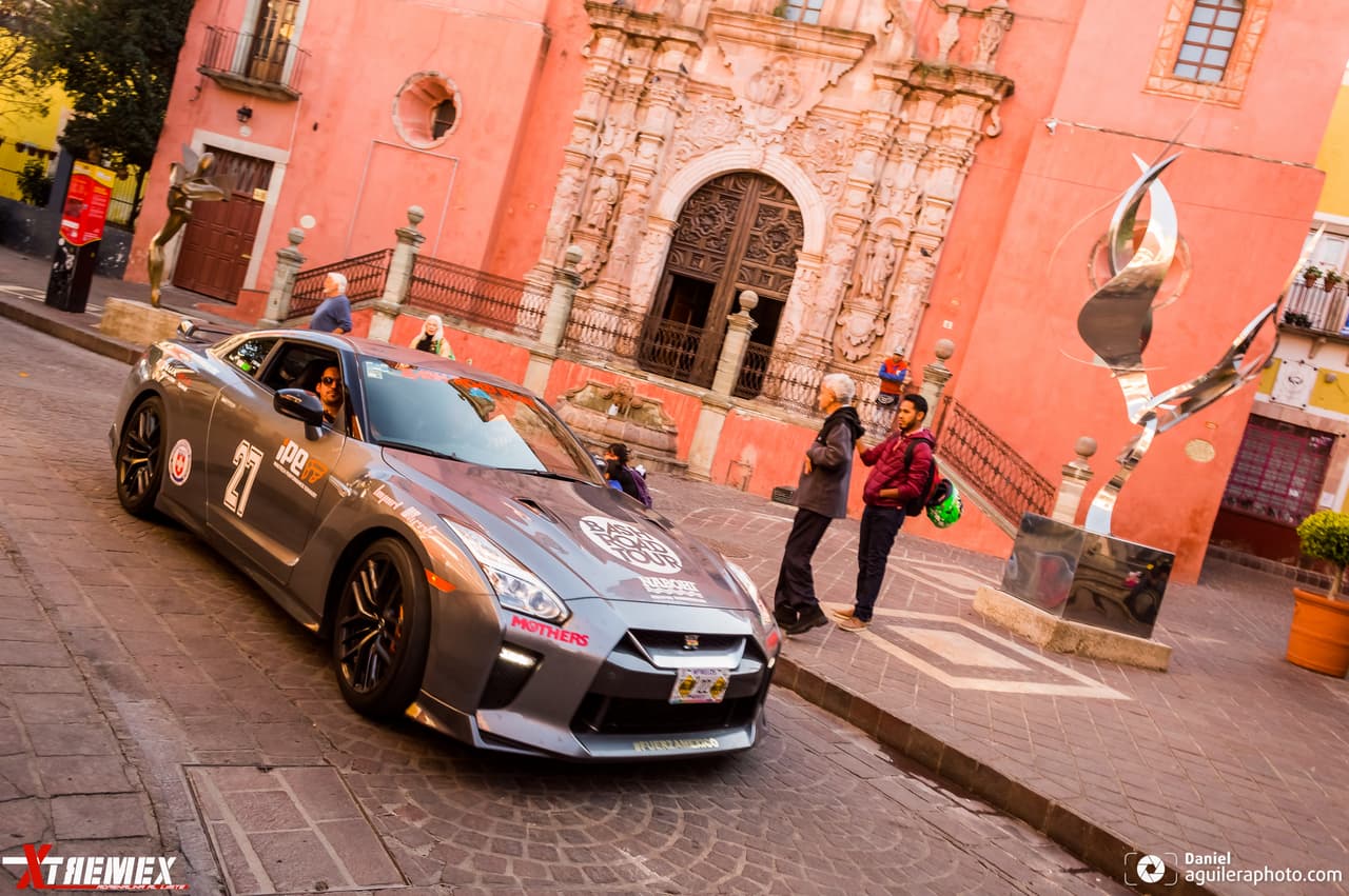 Nissan GTR 
<b>robando miradas a su paso</b> por Guanajuato.