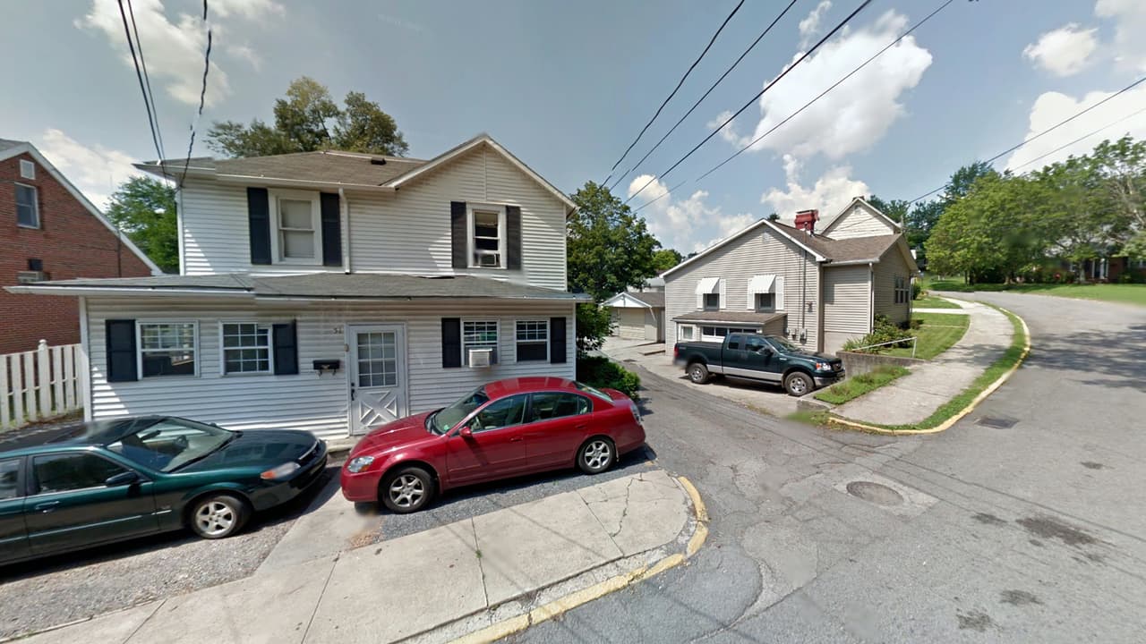 <b>West Virginia: Westover. – Obtuvo 81.60 de 100 puntos dentro de las mejores ciudades de clase media para vivir.</b> Se encuentra en el condado de Monongalia y tiene una población de 4,145. El ingreso medio es de $35,792, pero el valor promedio de la casa es de $137,000, por lo que son accesibles. Ofrece a los residentes un ambiente suburbano y la mayoría de los residentes son dueños de sus hogares.
<br>