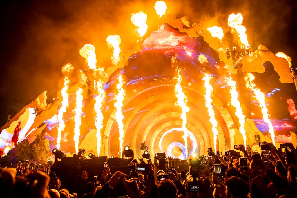 Imagen del concierto de Travis Scott en el Astroworld Music, mientras comenzaba a apretarse la multitud en lo que luego terminaría en 10 muertes.
