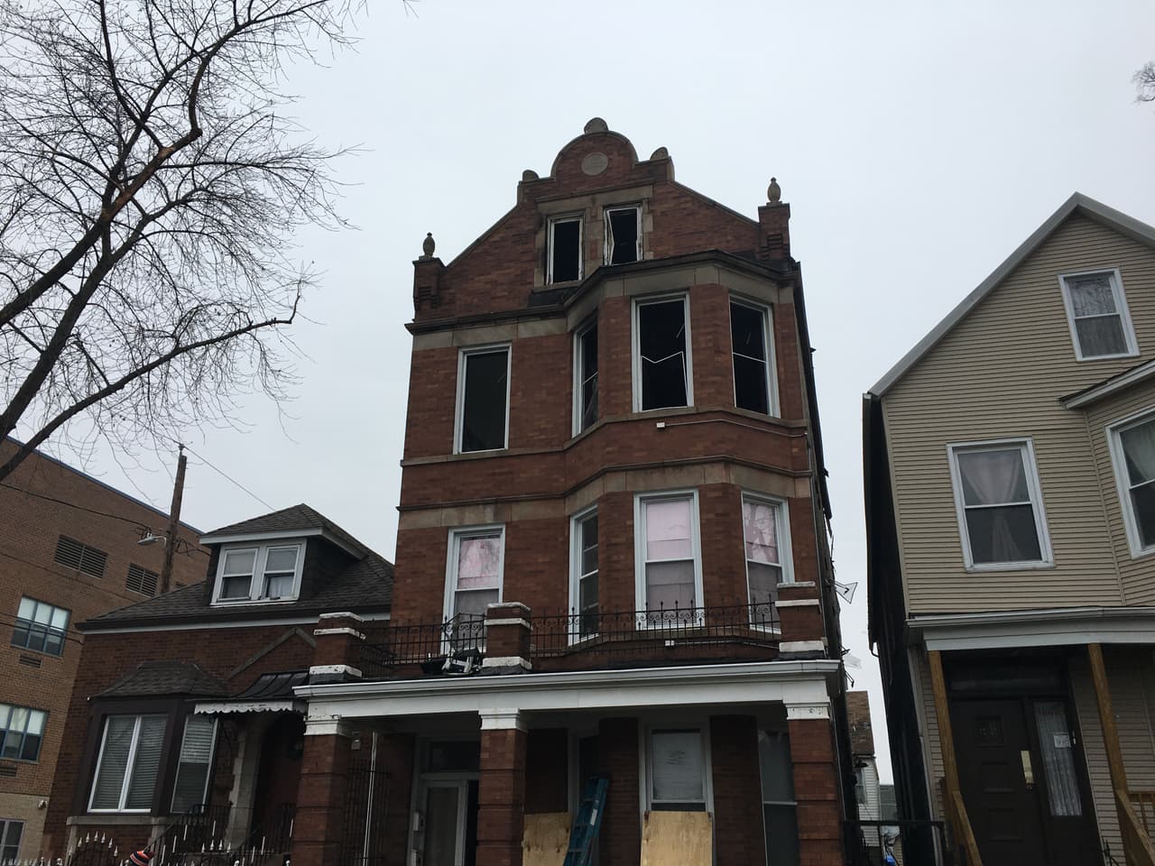 El fuego inició en un edificio ubicado en la 1908 oeste de la calle 48.