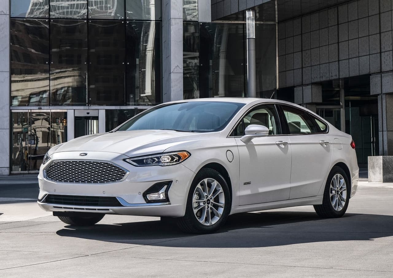 <h3 class="cms-H3-H3"><b>1. Ford Fusion Hybrid</b></h3>
<br>
<br>
<b>Precio promedio tras 3 años de uso: </b>$13,565
<br>
<b>Depreciación promedio tras 3 años de uso:</b> 54.9%
<br>
<b>Diferencia de precio con modelo nuevo:</b> $16,480