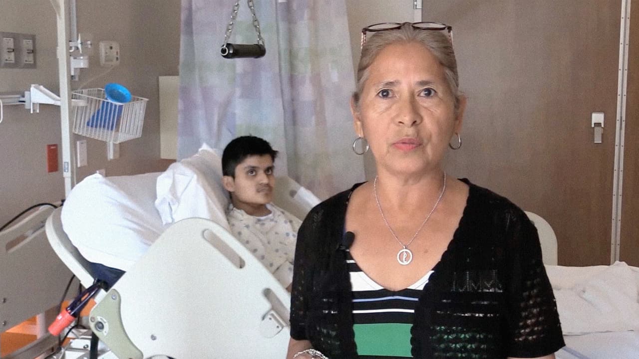 Ahora, los padres y el joven solicitan ayuda a la comunidad, pues los altos costos médicos apenas le permiten comprar comida y viven de la caridad.