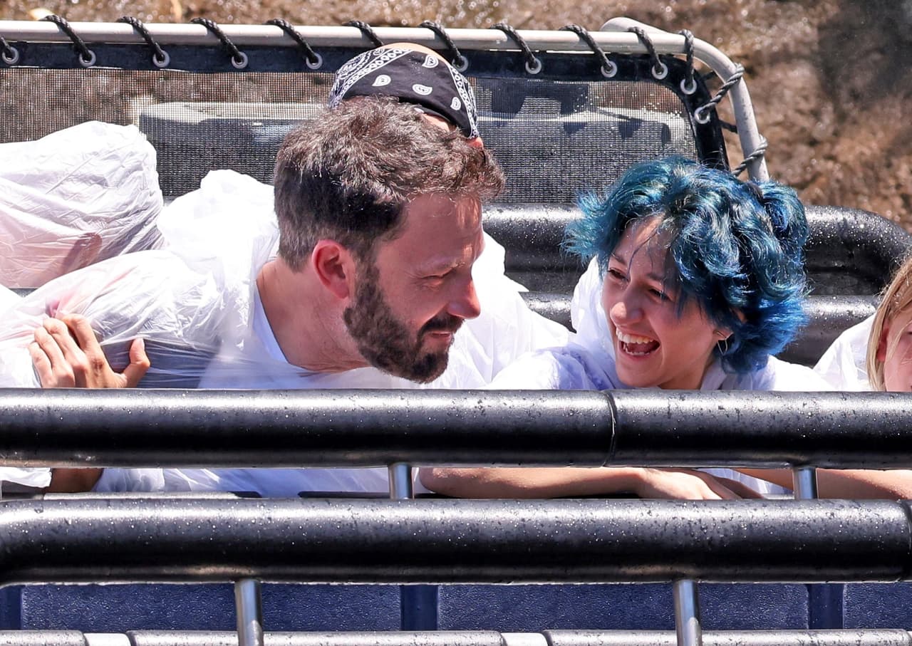 Al actor se le vio convivir entre risas con Emme, algo que hasta ahora no se había registrado. Según fuentes de People, él ha estado 
<b><a href="https://www.univision.com/shows/el-gordo-y-la-flaca/lo-que-max-y-emme-habrian-opinado-del-regreso-de-su-mama-jennifer-lopez-con-ben-affleck-video" target="_blank">tratando de conocer más a los hijos de la boricua. </a></b>
<br>