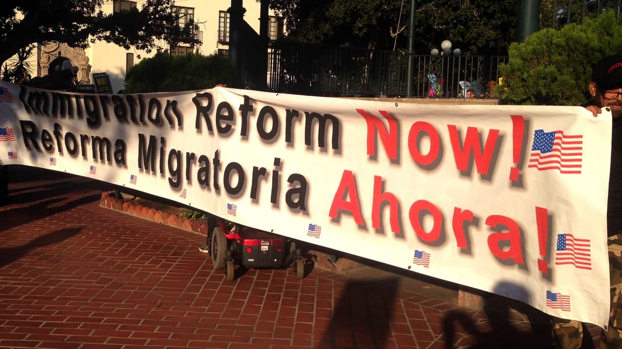 Una añeja demanda resurge en la protesta por el fin de DACA: "¡Reforma migratoria ahora!".