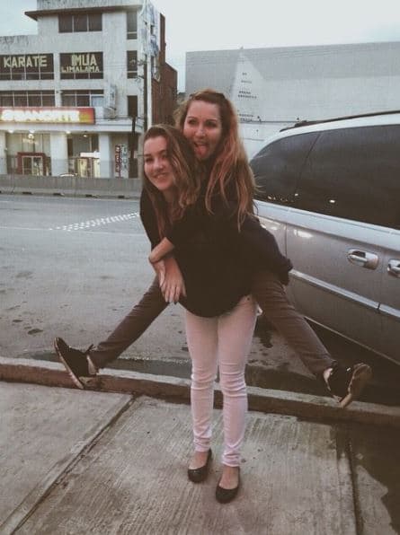 La exintegrante del grupo Límite se conserva tan bien, que es difícil identificar quién es la hija y quién es la mamá en esta foto.