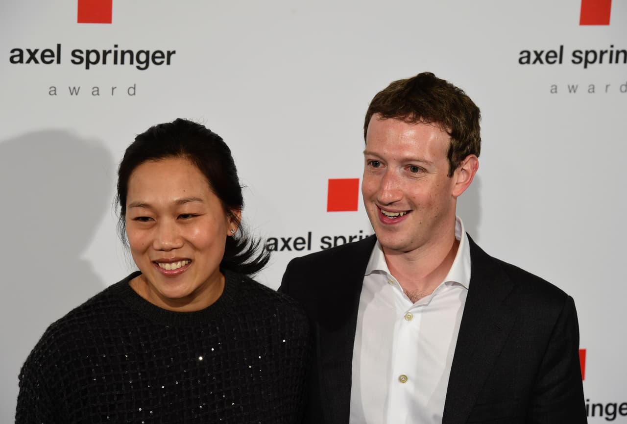 <b>Mark Zuckerberg y Priscilla Chan </b>se conocieron en Harvard durante una fiesta, en el 2003. Nueve años después se casaron y hoy tienen dos hijas, Maxima y August.
<br>
<br>"Conocí a una chica increíble en este día hace exactamente 11 años. Priscilla, gracias por mantenerme en tierra y por ayudarme a mantener mi sentido de asombro sobre el mundo a medida que crecemos juntos", escribió Mark en sus redes sociales, un 14 de Noviembre del 2014.