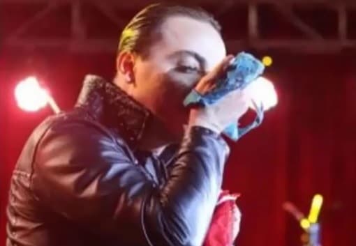 Grotesco y de mal gusto, esto hizo Cristian Castro con una tanga que le echaron al escenario 