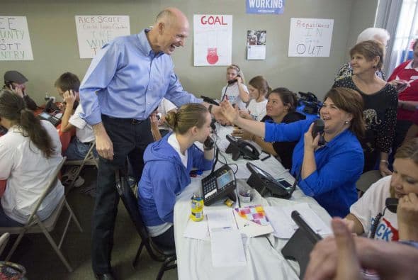 El gobernador de Texas se enterará de quién será su sucesor en suelo floridense pues se encuentra en ese estado apoyando al gobernador republicano Rick Scott, quien busca ser reelegido en una de las contiendas más cerradas del país.