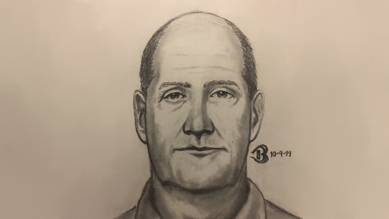 La víctima describió al sospechoso como un hombre de entre 60 a 70 años, de 5 pies y entre 6 o 10 pulgadas de alto, y de 175 a 200 libras.