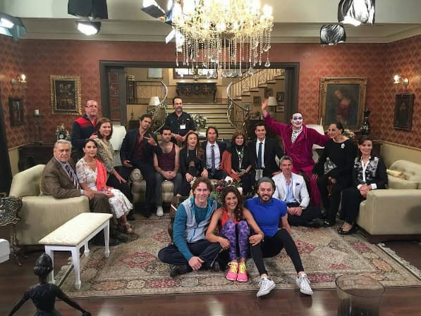 Existe un dicho que dicta “una imagen dice más que mil palabras” y es lo que podemos constatar con esta fotografía en la que vemos al elenco de la novela “Tres Veces Ana” muy felices. Se ve que aman su trabajo y sobre todo lo disfrutan. Mira más de lo que sucede detrás de cámaras.