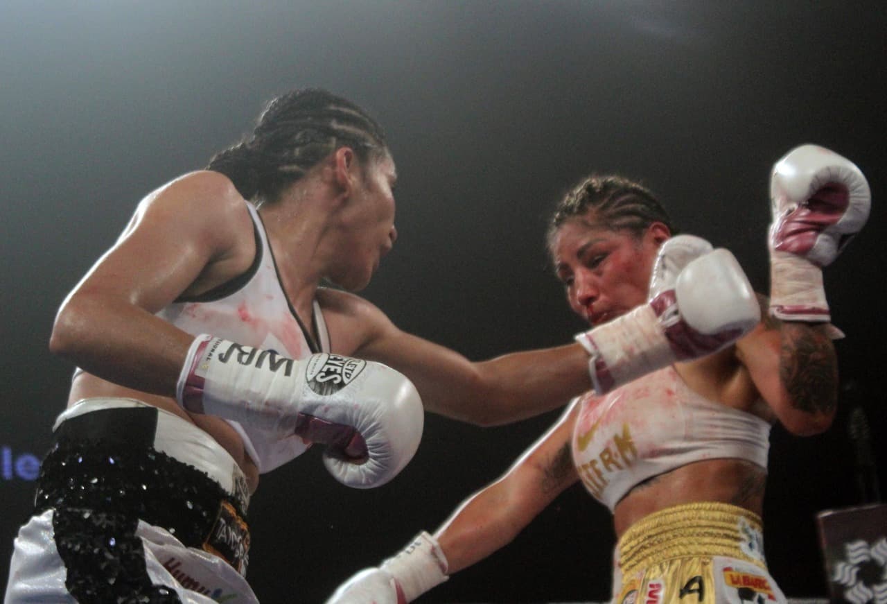 Mariana ‘Barby’ Juárez fue castigada desde el primer asalto con veloces y certeros golpes. Al final de la pelea, la esquina de Juárez pidió que se revisaran los guantes de Luna; tras no encontrar irregularidades, 'Cobrita' se coronó como campeona Gallo del Consejo Mundial de Boxeo.
