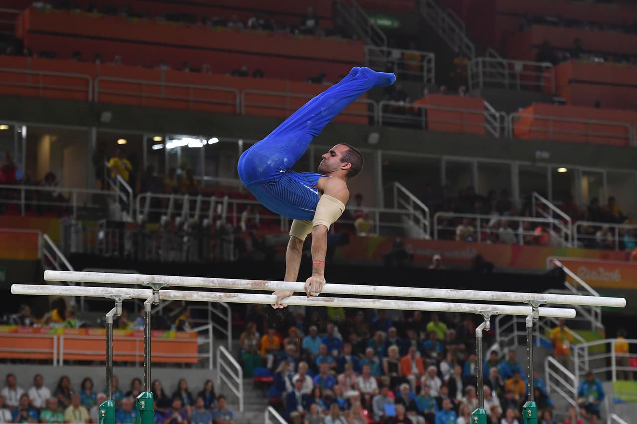En plena ejecución en las barras paralelas.