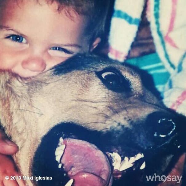 Maxi Iglesias con su perrito