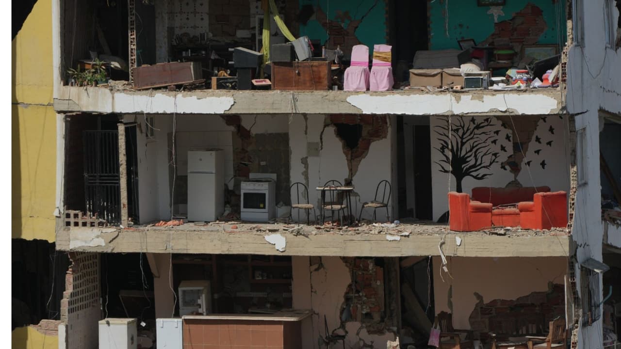 "Uno sube y las paredes comienzan a moverse": Afectados en Venezuela intentan recuperar pertenencias de sitios dañados