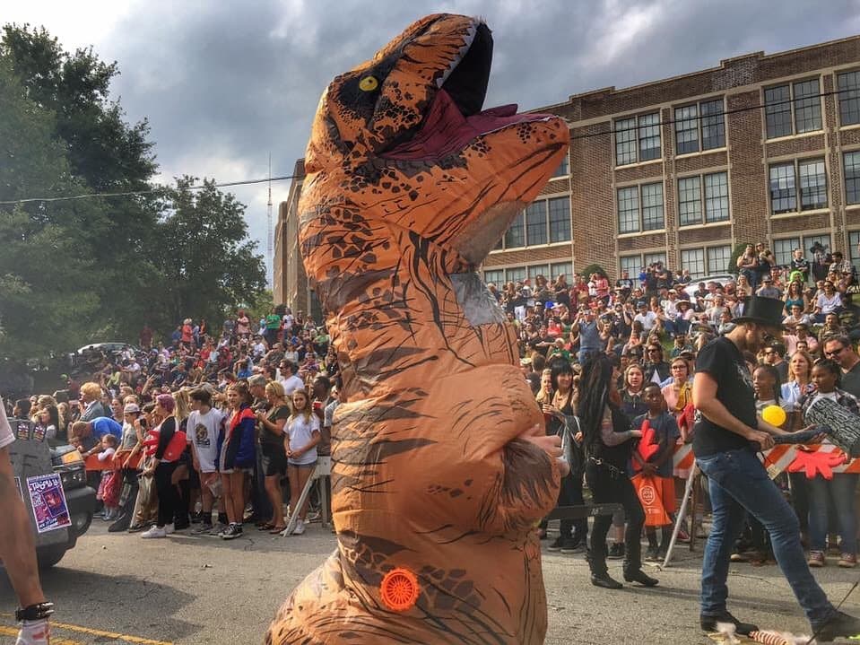 La pieza central de este festival de Halloween es el Little Five Points Halloween Parade, uno de los mejores y más extravagantes desfiles del sureste con disfraces extravagantes, carrozas exageradas y bandas de música con temas de Halloween. Únete al espectáculo de personajes disfrazados mientras disfrutas de música en vivo, comidas y bebidas.