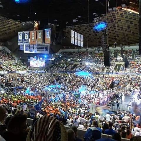 Miles de asistentes se han congregado en el Coliseo Roberto Clemente para esuchar el discurso del doctor Ricardo Rosselló quien anunciaría su aspiración a ser el próximo gobernador de Puerto Rico.