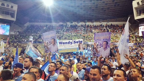 Miles de asistentes se han congregado en el Coliseo Roberto Clemente para esuchar el discurso del doctor Ricardo Rosselló quien anunciaría su aspiración a ser el próximo gobernador de Puerto Rico.