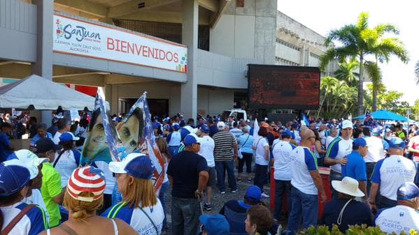 Miles de asistentes se han congregado en el Coliseo Roberto Clemente para esuchar el discurso del doctor Ricardo Rosselló quien anunciaría su aspiración a ser el próximo gobernador de Puerto Rico.