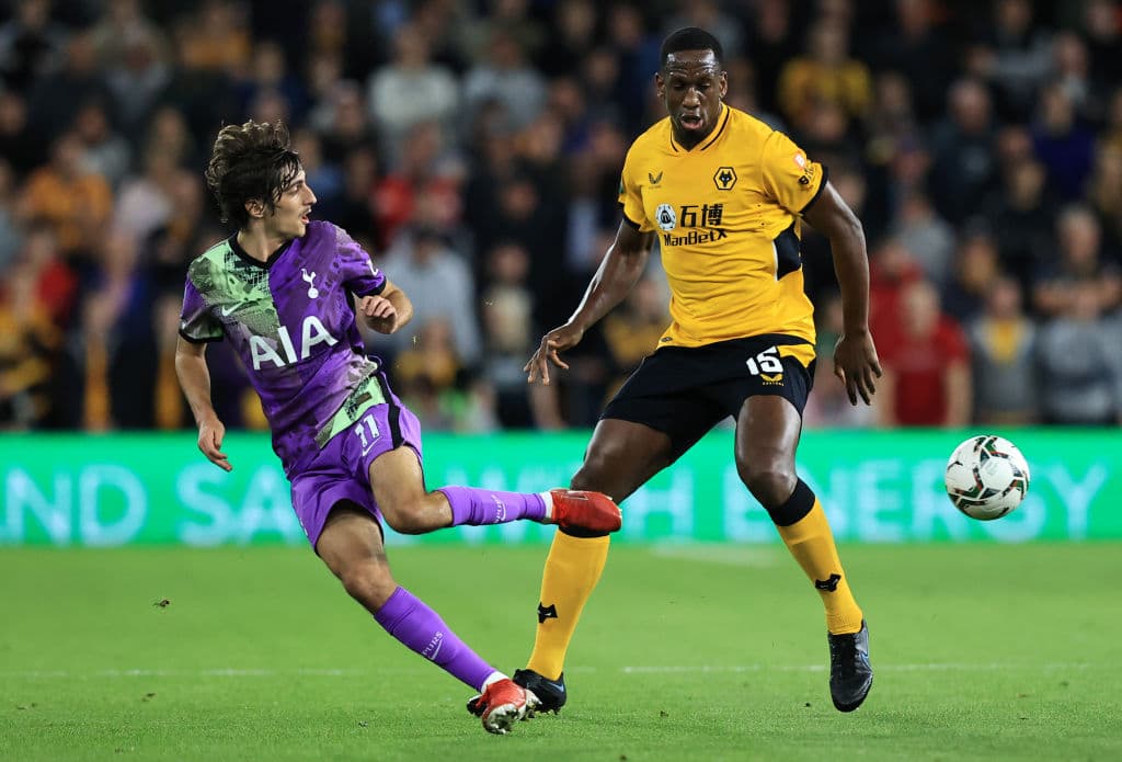 Wolverhampton cae, en tanda de penales, ante Tottenham y pierde su pase a Ocavos de final en la Copa de la Liga Inglesa. Leander Dendoncker y Daniel Podence anotaron para los Wolves, mientras que para los Spurs lo hicieron Tanguy Ndombélé y Harry Kane.