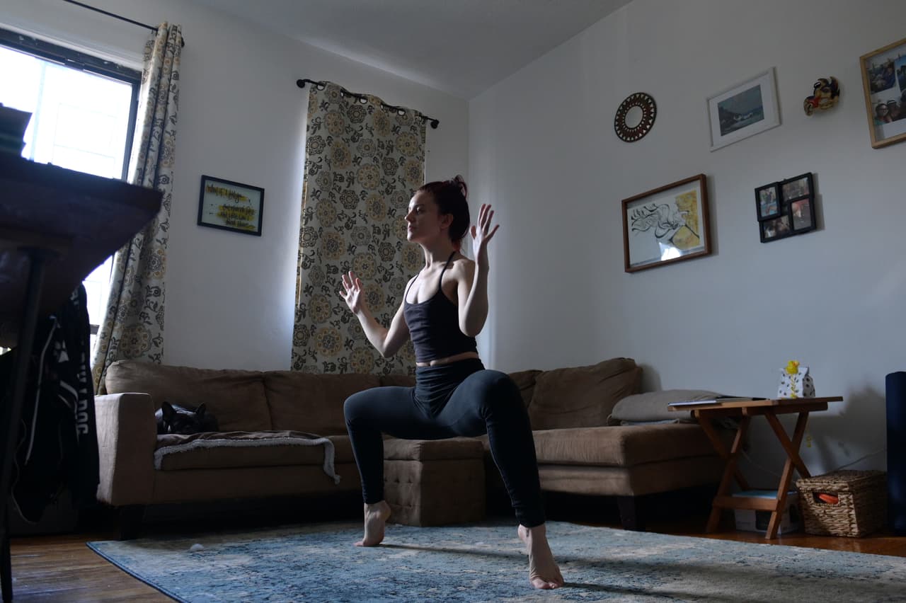 La bailarina de danza moderna Kristi Ann Schopfer entrena de forma remota usando su computadora en su apartamento el 14 de mayo, en Brooklyn en Nueva York. La enseñanza y el aprendizaje a distancia se ha disparado considerablemente debido a la propagación del coronavirus.