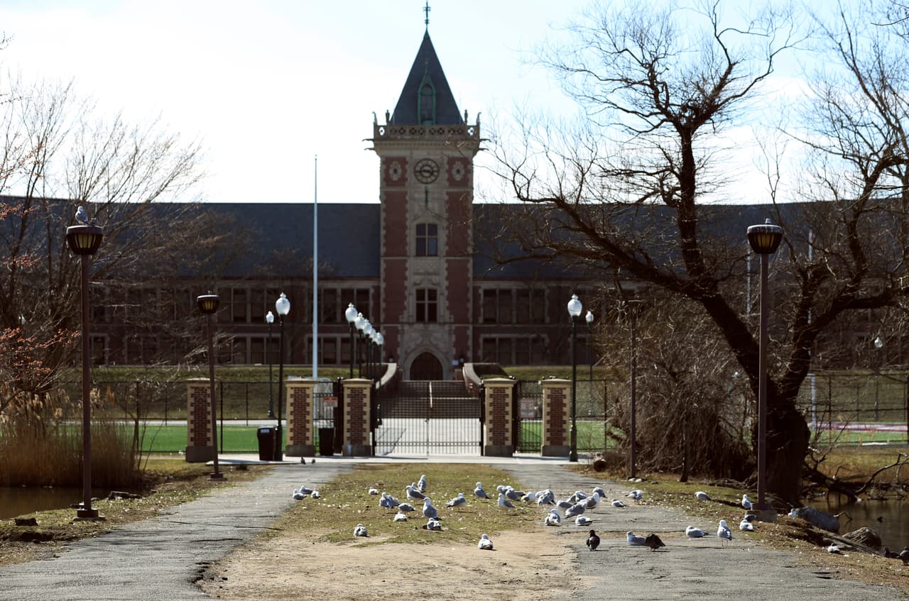 La preparatoria de New Rochelle, situada dentro de lo que se llama "área de contención" del condado en el estado de Nueva York, fue cerrada el pasado miércoles. La escuela está entre las nueve clausuradas por precaución para contener la propagación del virus.