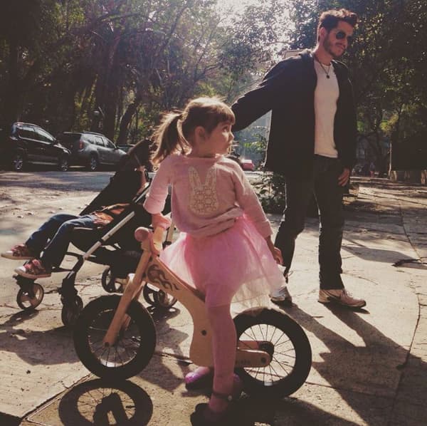 A Alfonso le gusta enseñarle a sus hijos cómo es la vida real, los saca a pasear a todos lados.