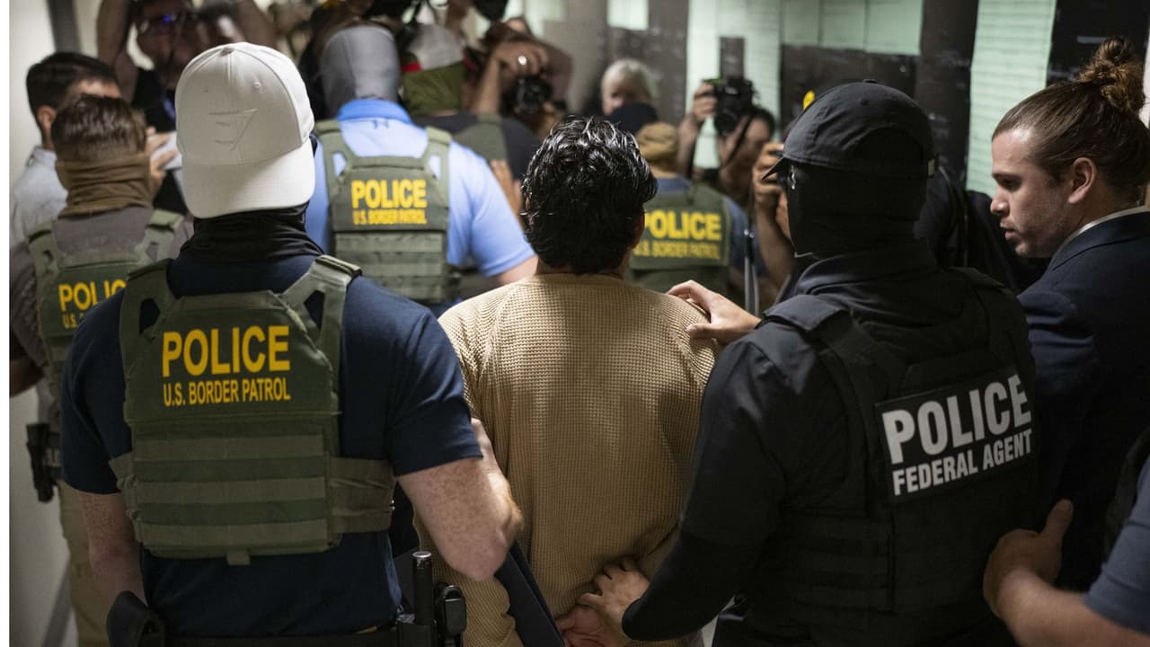 Condado Harris, El Paso y la ciudad de Austin piden revertir fallo que amplía la detención de indocumentados sin delitos