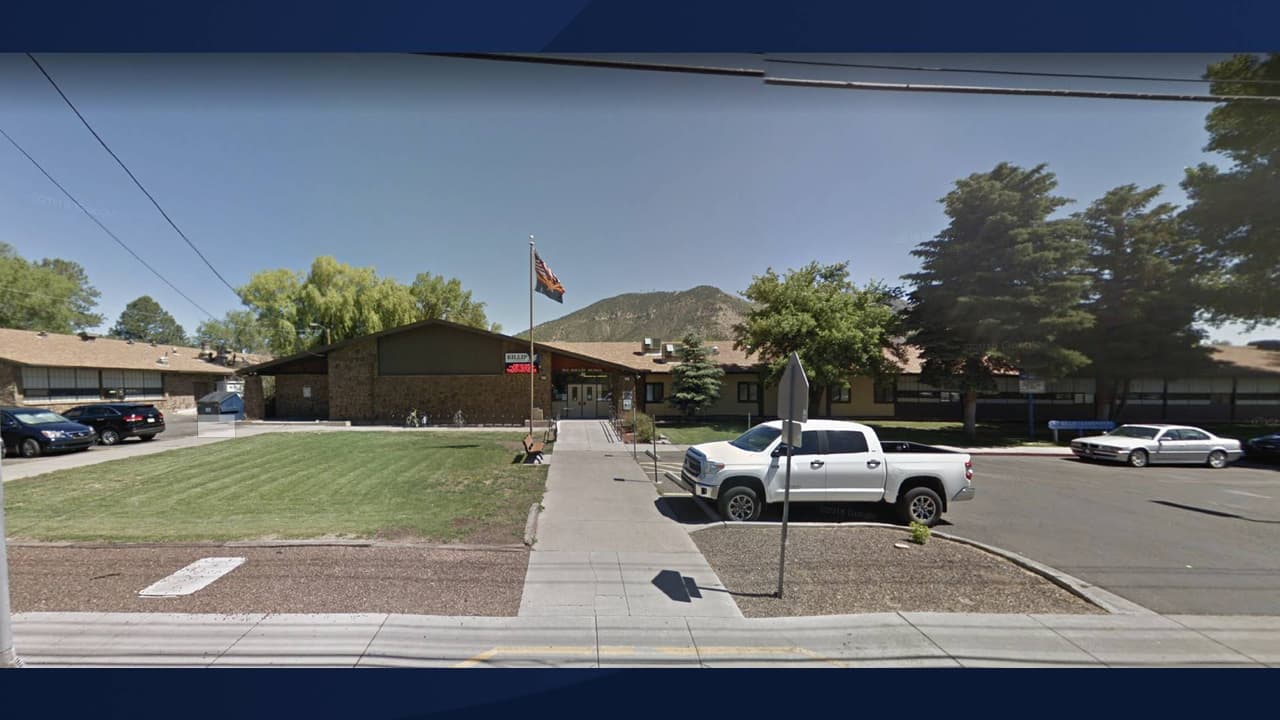 “Para los estudiantes que necesiten un lugar seguro para ir durante el día de mañana, habrá un sitio del
<b>Centro de Aprendizaje Seguro</b> (SLC) disponible de
<b>8:00 am a 3:10 pm en Coconino High School </b>(CHS). Los estudiantes de Killip estarán ubicados en el Auditorio de CHS y deben ingresar a la escuela por la entrada norte.
<b>El personal de Killip será reasignado al SLC</b> para supervisar a los estudiantes. También
<b>se proporcionará desayuno y almuerzo</b> a los estudiantes en el SLC”, anunció
<a href="https://www.facebook.com/KillipSchool/photos/a.1755007021431017/2870174783247563/" target="_blank">la escuela primaria W F Killip en Facebook</a>.