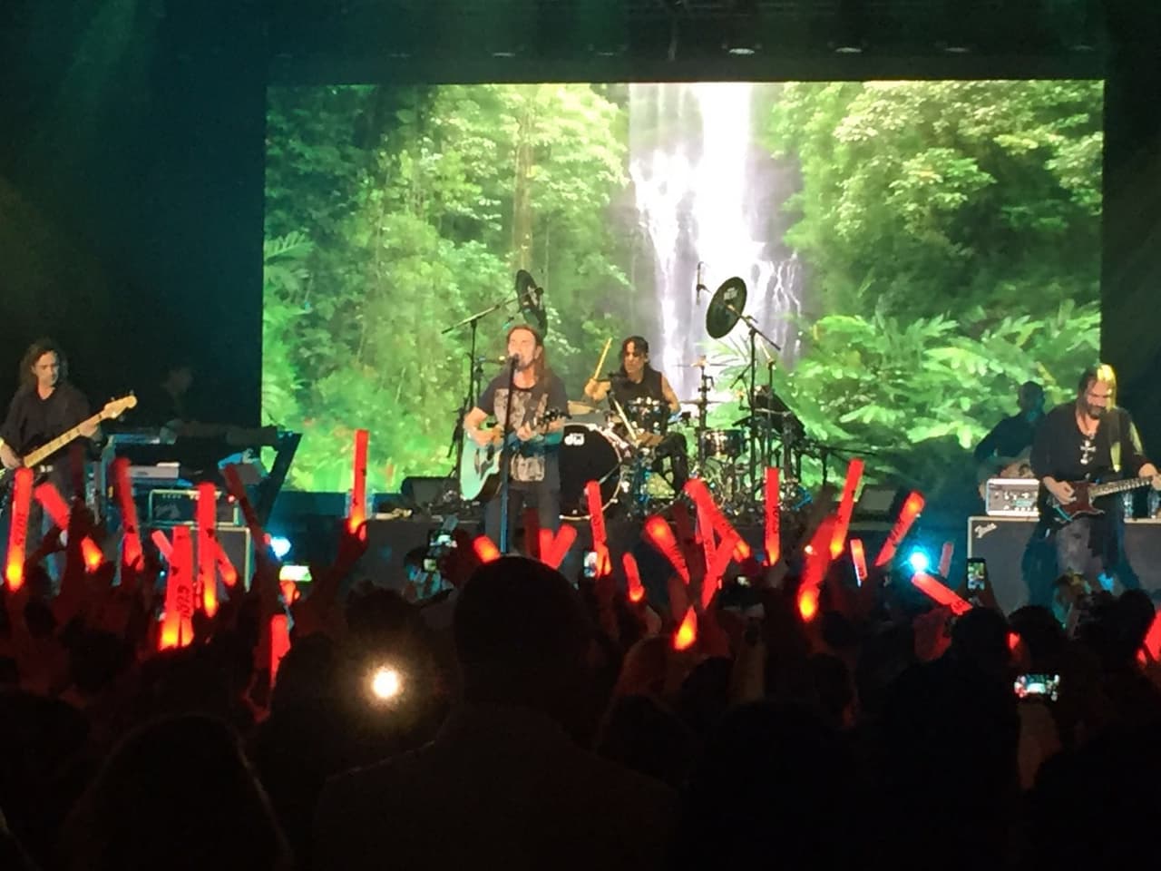 Y es que los tapatíos de Maná tocaron para un pequeño público con la toda la intensidad y pasión que los caracteriza.