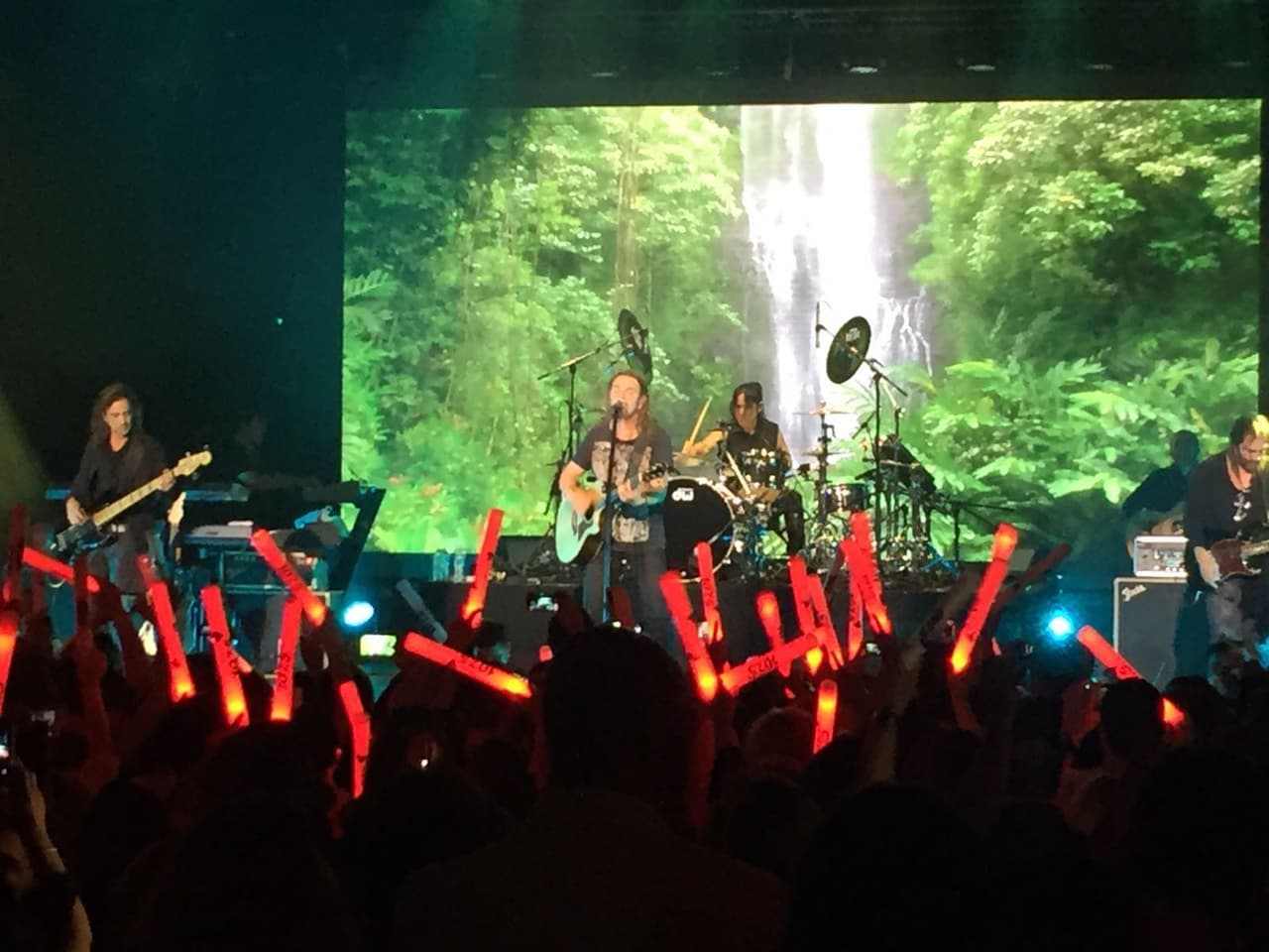 'Cuando los Ángeles Lloran' y 'Eres mi Religión', fueron dos de las canciones que más prendieron a la multitud.